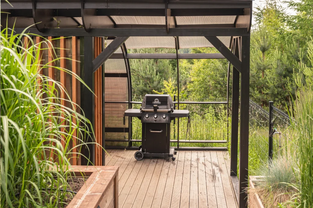 Grill gazowy Broil King w kuchni ogrodowej