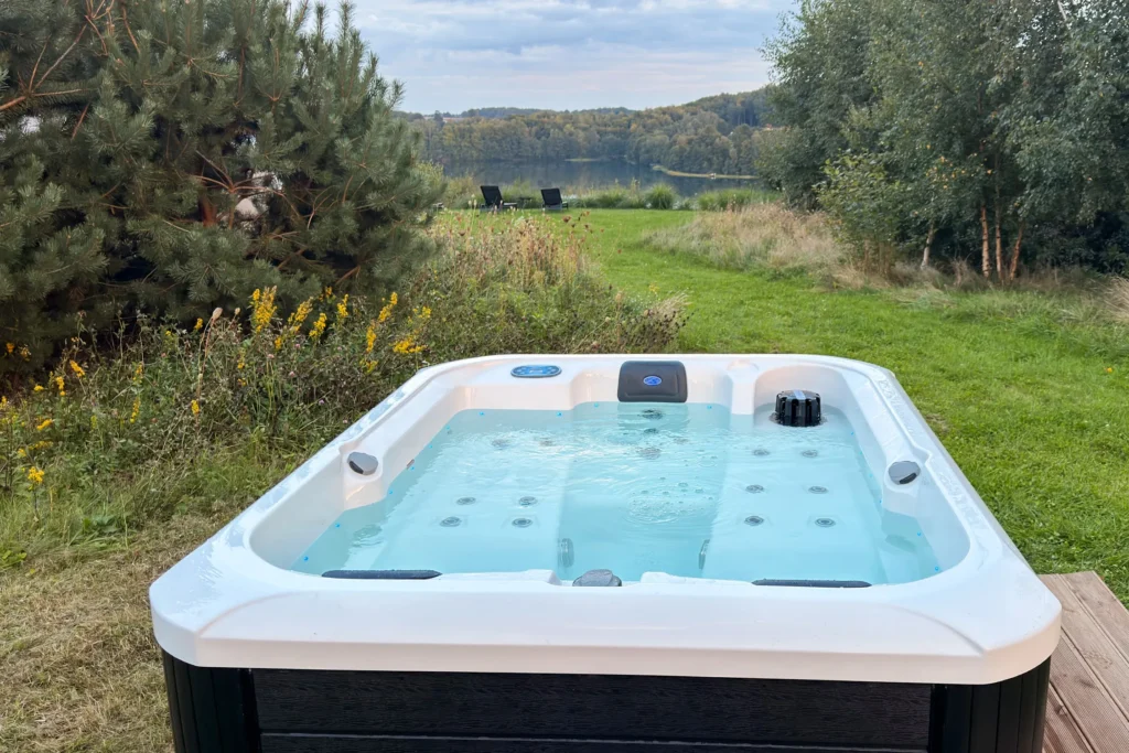 Jacuzzi w ogrodzie glamping Marchowo