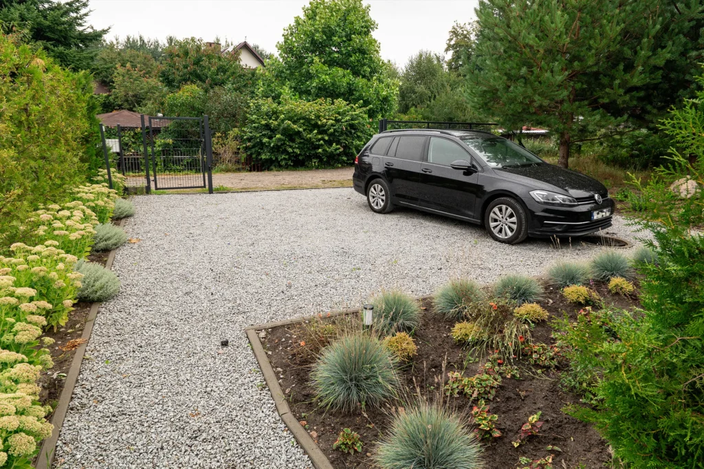 Parking z bramą wjazdową do Glampingu