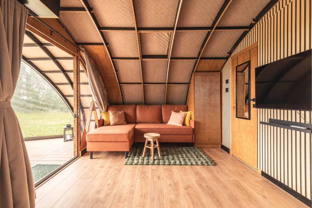 Kanapa i wyposażenie glampingu nad jeziorem