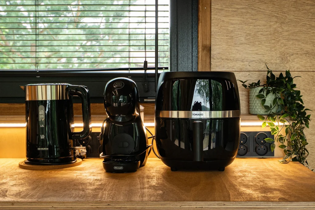 Blat kuchenny z czajnikiem, ekspresem i airfryer